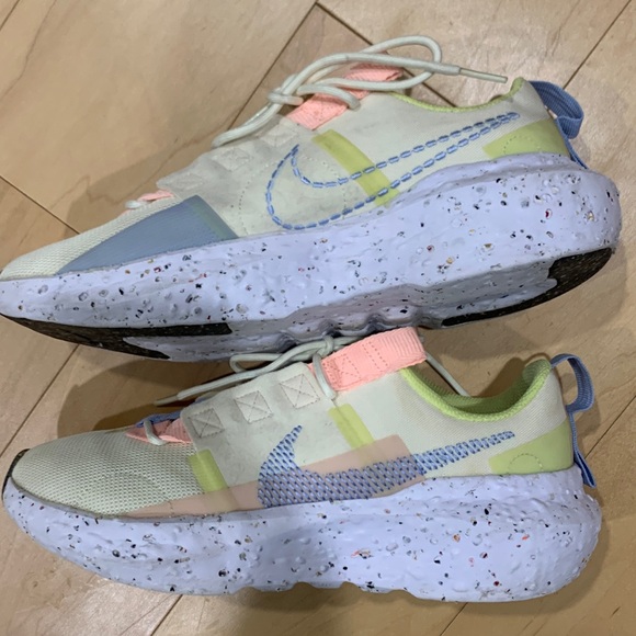 Nike Women Crater Impact Pollen Volt
Size 9 1/2
Yellow and Coral In color - Picture 4 of 6